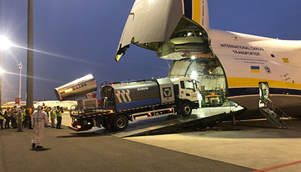 徐工多功能抑尘车搭载世界第二大运输机空运至卡塔尔
